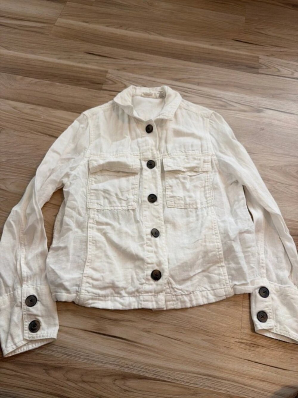 Cute button up jacket with pockets.
